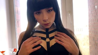 辣妹子深吸一口气,敏感地操起钱来