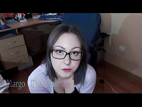 ❤️ 性感的眼镜女孩在镜头前深深地吸吮假阳具 ️ 自制毛片